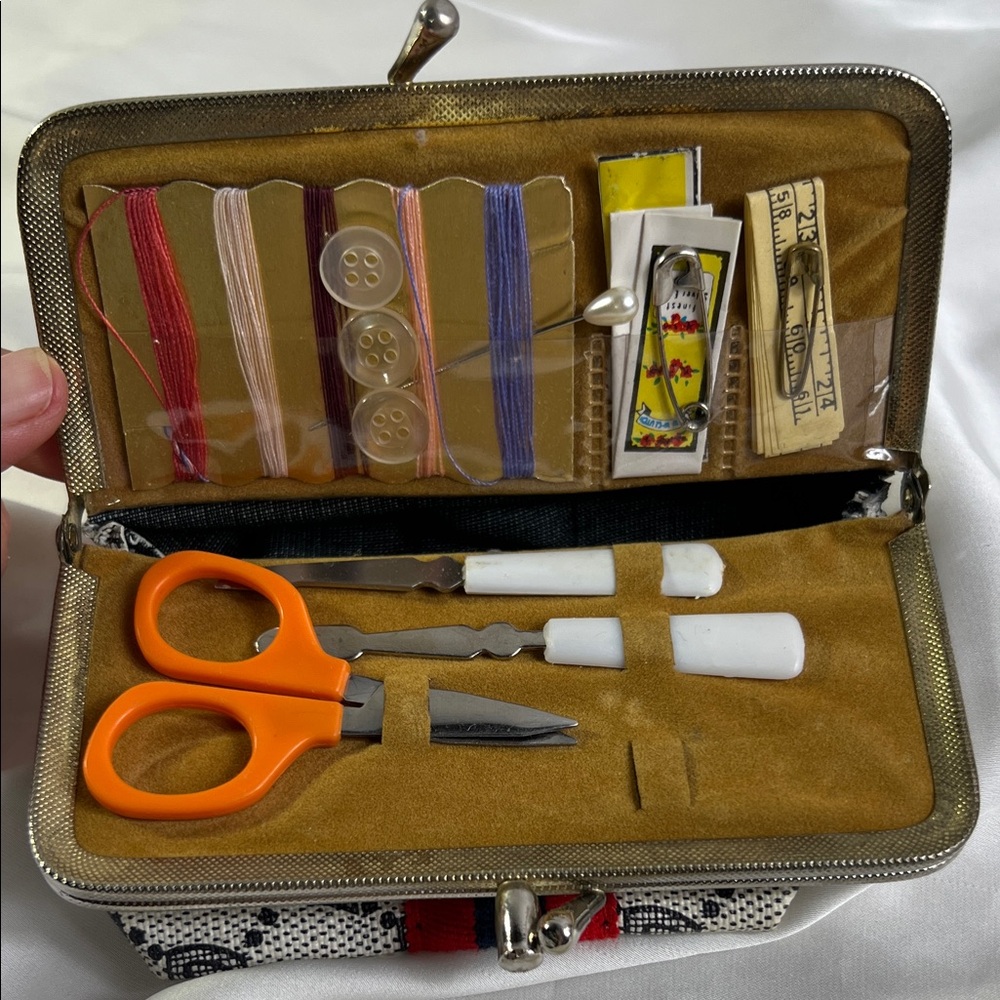 Adorable‎ Vintage Compact Sewing Kit Orange Scissors & Carrying Case Collectible